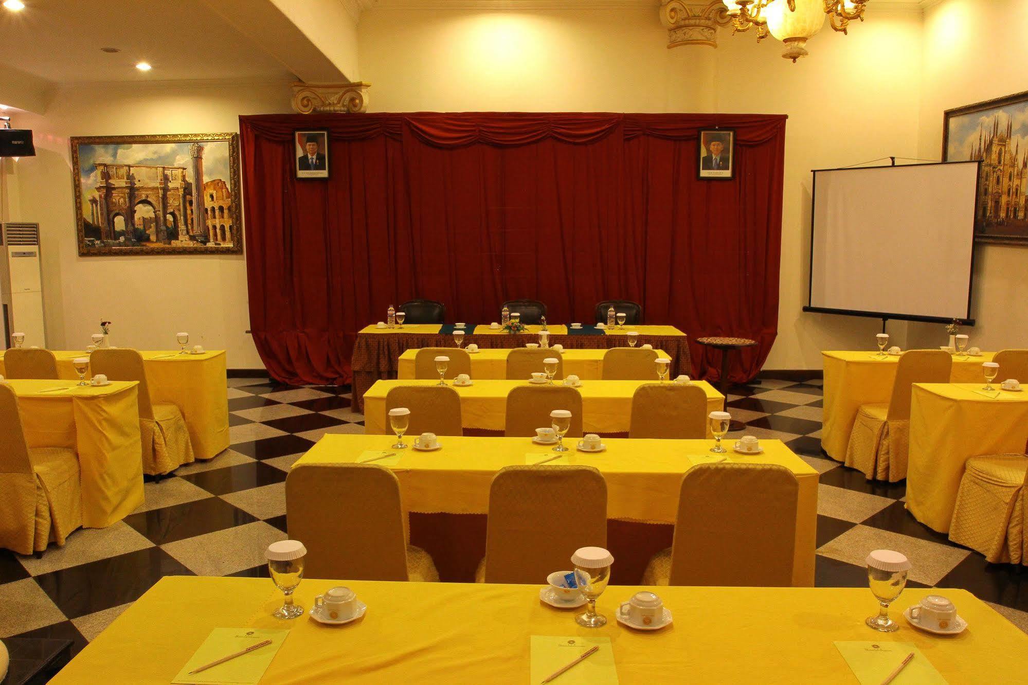 The Grand Palace Hotel Malang Eksteriør bilde